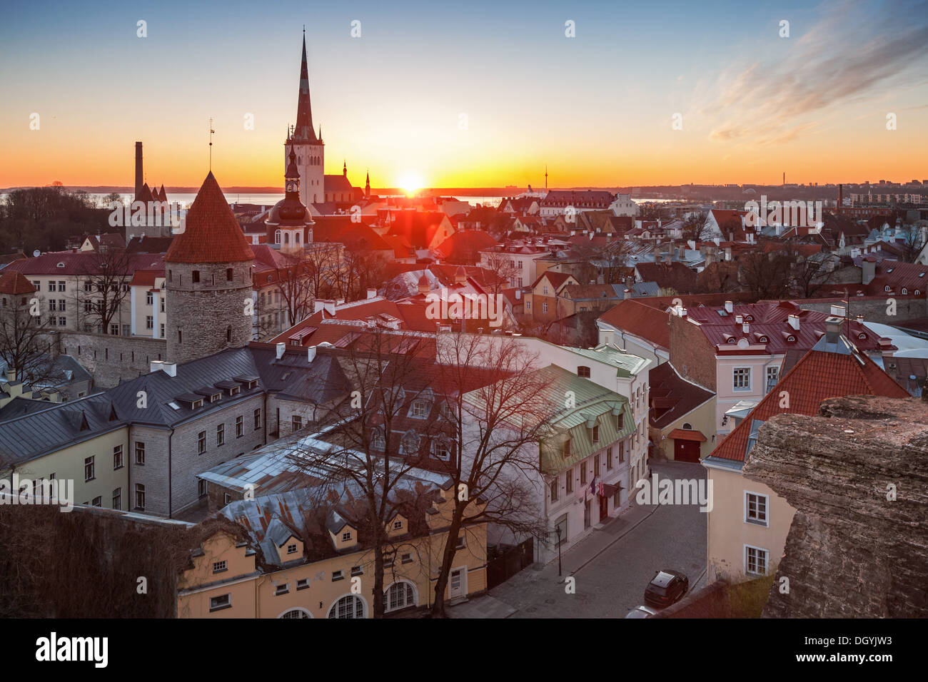 La mattina presto cityscape con Rising Sun luce nella città vecchia di Tallinn, Estonia Foto Stock