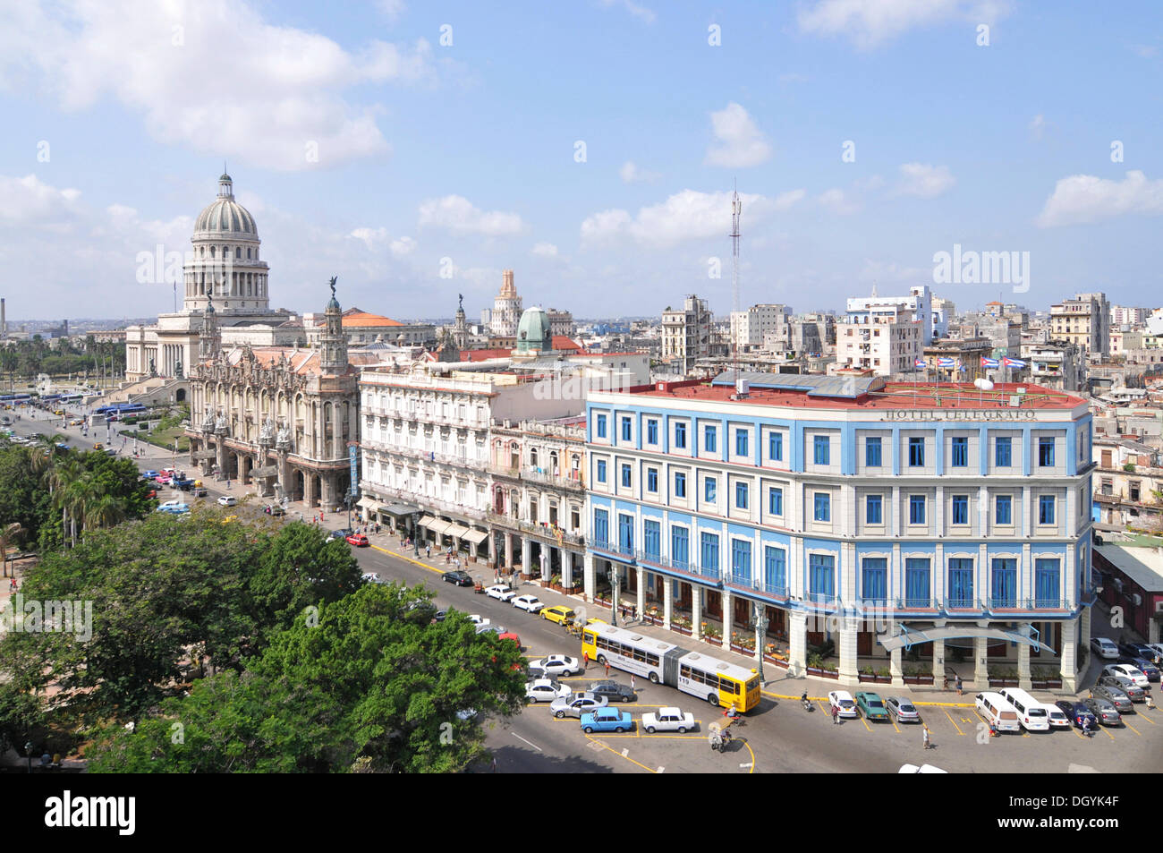 Capitol e opera house, con affaccio sulla piazza centrale Piazza square, città vecchia, Havana, Cuba, dei Caraibi e America centrale Foto Stock