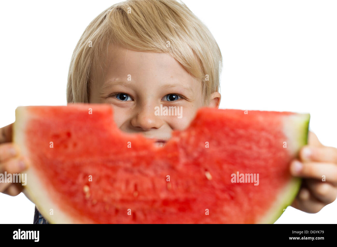 Un simpatico happy boy tenendo un grande succosa fetta di anguria. Isolato su bianco. Foto Stock