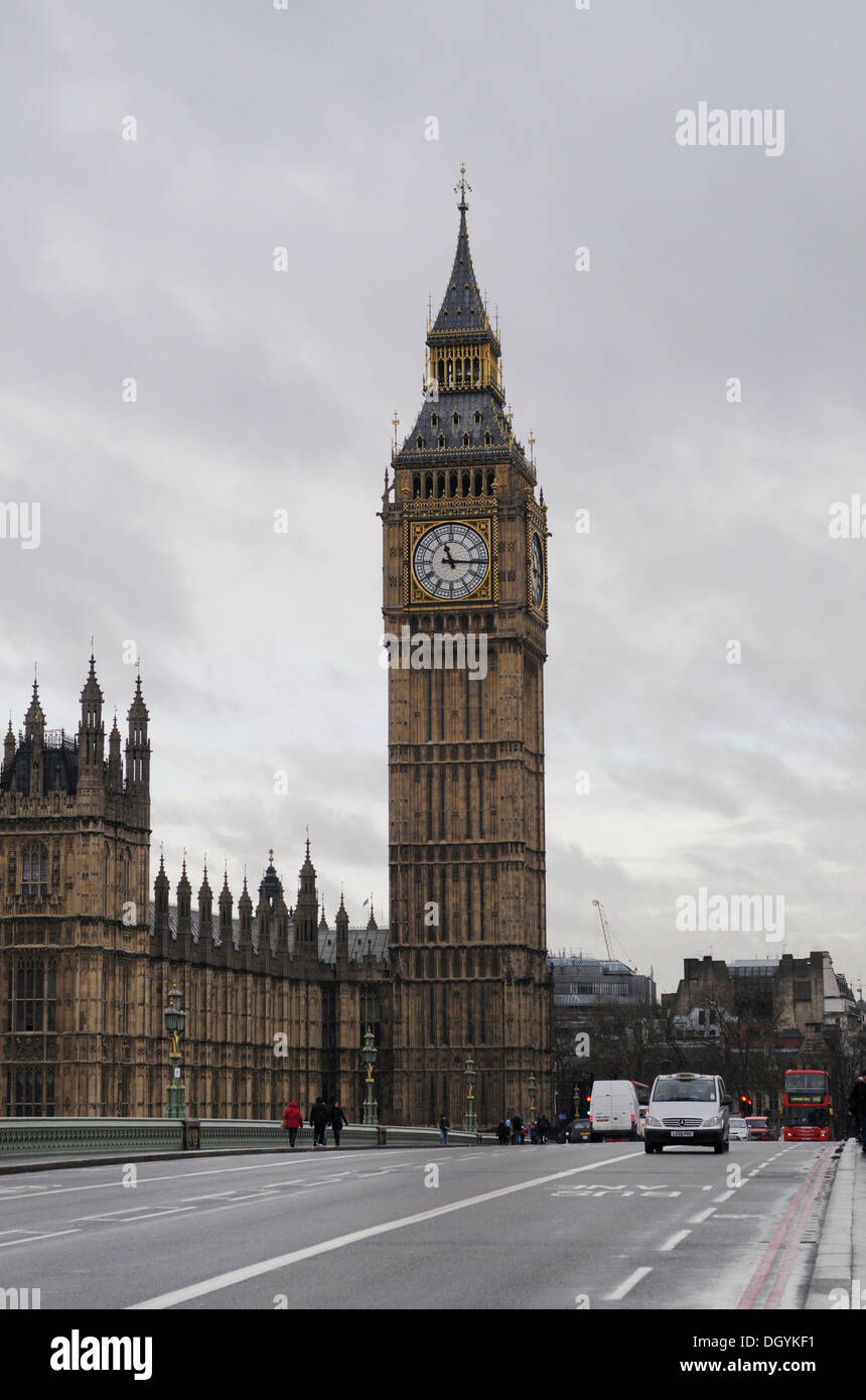 Big ben clock tower, Westminster Bridge, nuvoloso, Londra, l'Inghilterra del sud, England, Regno Unito, Europa Foto Stock