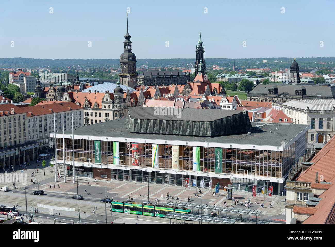 Vista del kulturpalast, palazzo della cultura, dalla torre della kreuzkirche, chiesa di Santa Croce, Dresden Foto Stock