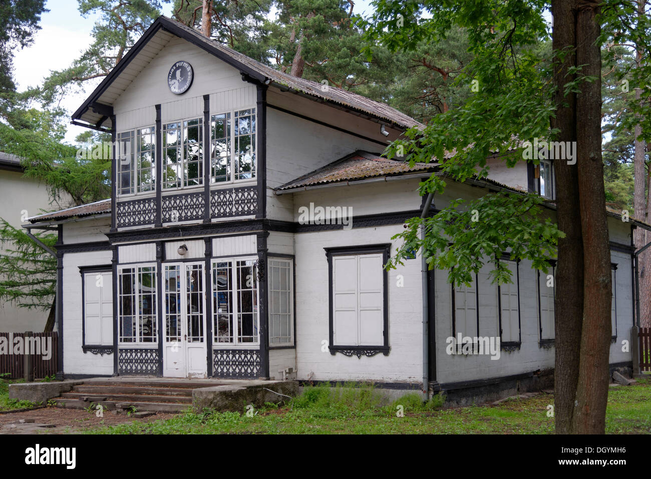 White vecchia casa in legno, turaidas iela, Jurmala, Lettonia, paesi baltici, Europa Foto Stock