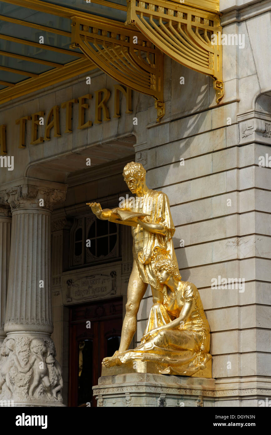 Teatro Drammatico Reale o Dramaten, statua dorata, Östermalm, Stoccolma, contea di Stoccolma, Svezia Foto Stock