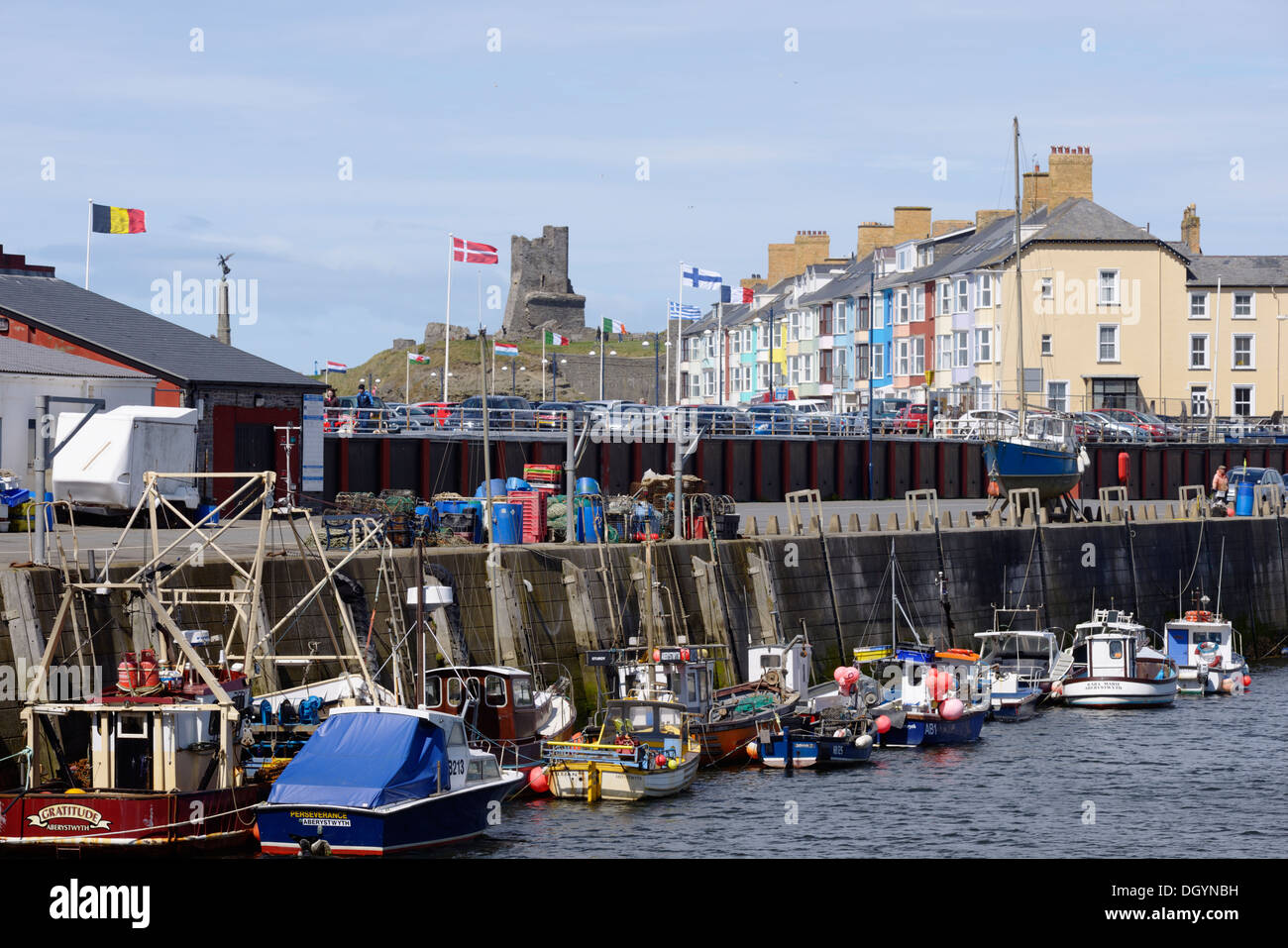 La pesca e le imbarcazioni da diporto ormeggiata in banchina, Aberystwyth Harbour, Wales, Regno Unito Foto Stock