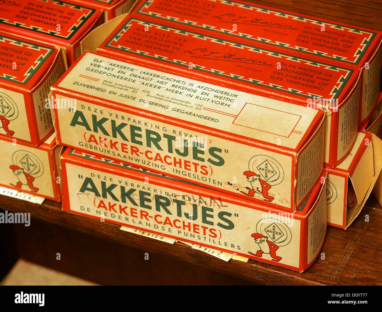 Una collezione di vecchie lattine di Akkertjes Pijnstiller, originariamente utilizzate per conservare prodotti antidolorifici. Questi contenitori vintage sono oggetti da collezione che mostrano disegni di un'epoca precedente del packaging farmaceutico. Foto Stock