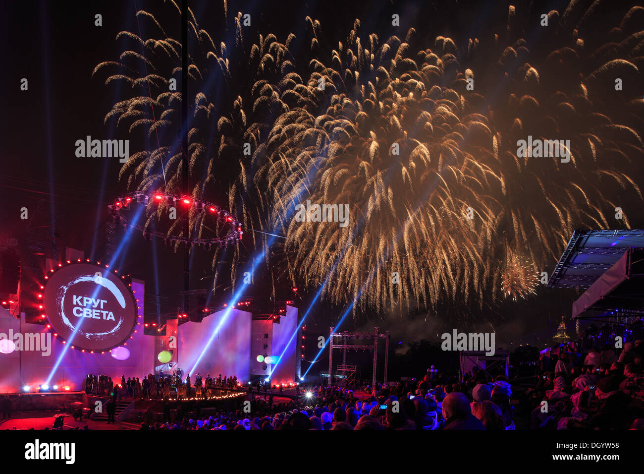 Cerchio di luce Internazionale Festival di Mosca , alla cerimonia di apertura per Luzhniki, l'evoluzione di incendio mostrano, fuochi d'artificio Foto Stock