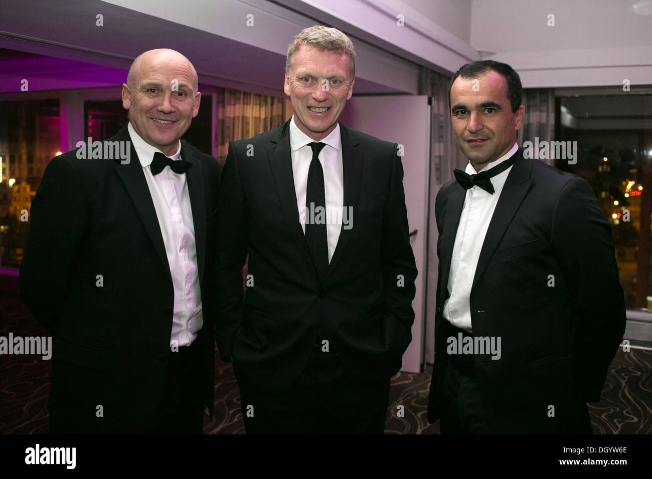 L-R ex Manchester United assistant manager Mike Phelan , Manchester United Manager David Moyes e Roberto Martínez 17/10/13 Foto Stock