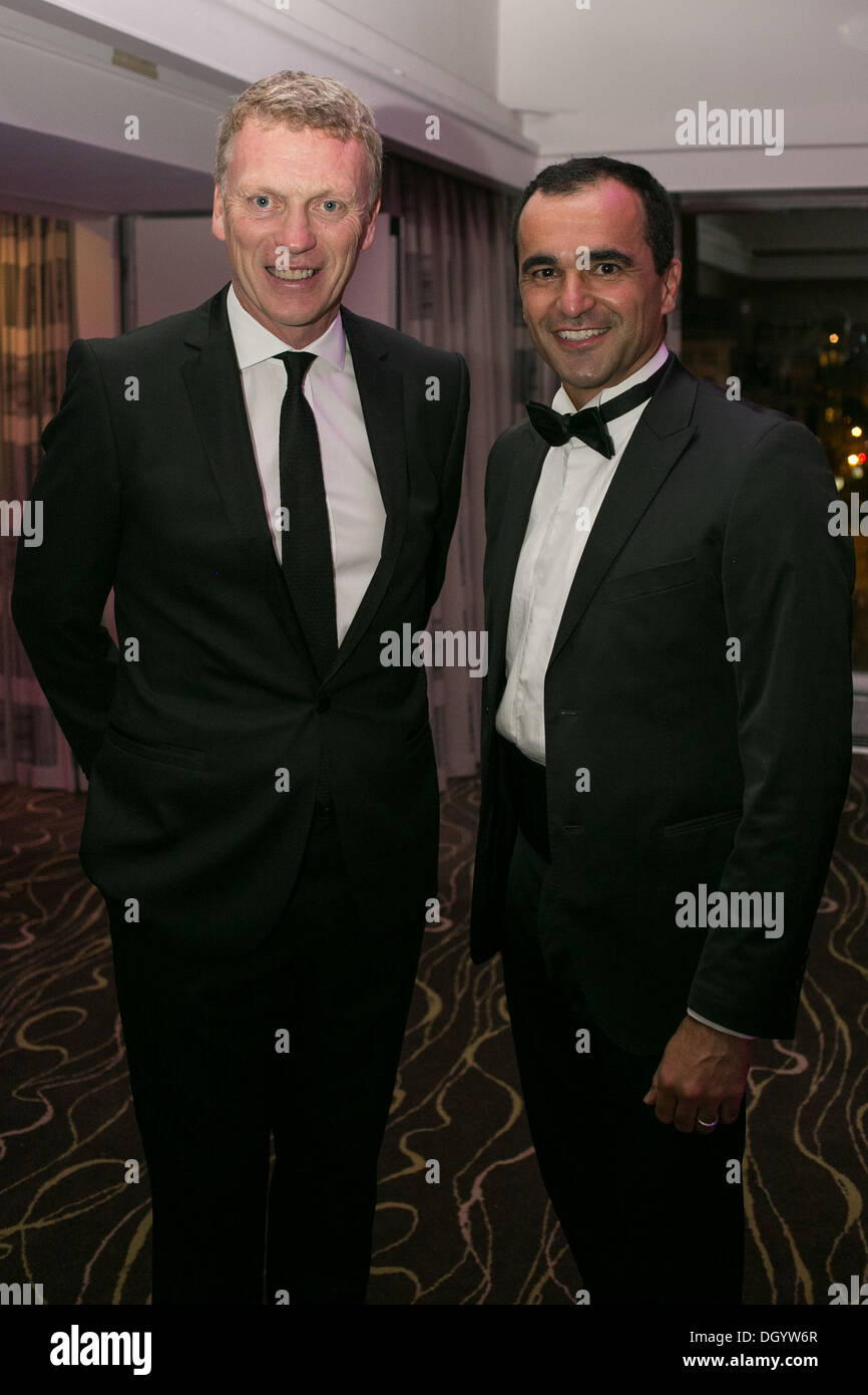 Il Manchester United e ex Everton Manager David Moyes e Everton manager Roberto Martínez 17/10/13 Foto Stock