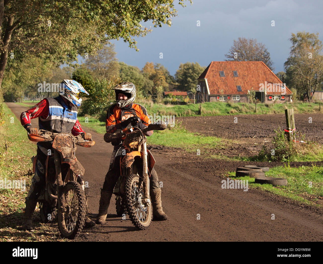 Due attività ricreative moto enduro piloti chiacchierando durante una breve pausa Ruurlo, Gelderland, Paesi Bassi Foto Stock
