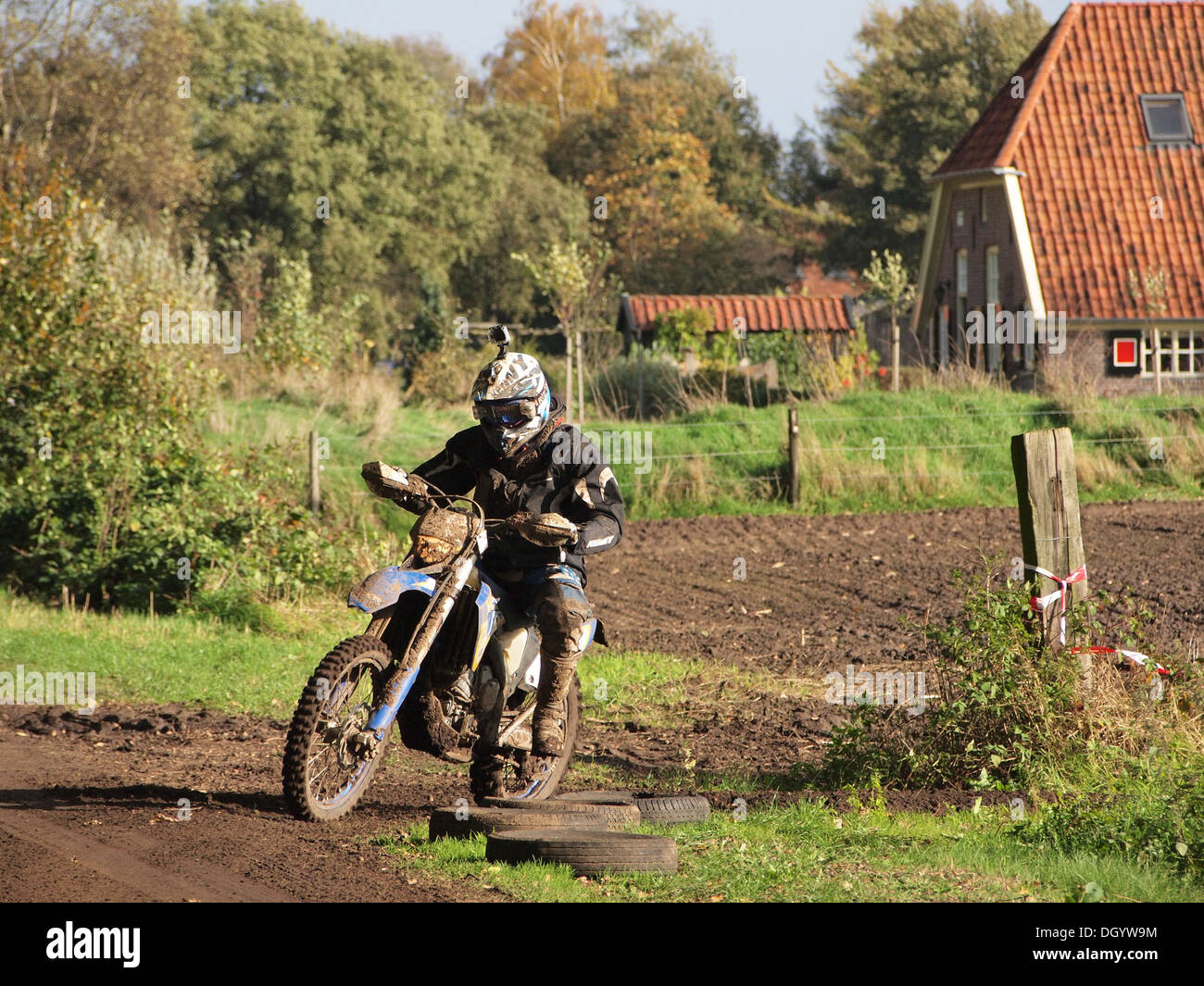 Offroad motociclista con casco montato gopro camera a Ruurlo, Gelderland, Paesi Bassi Foto Stock