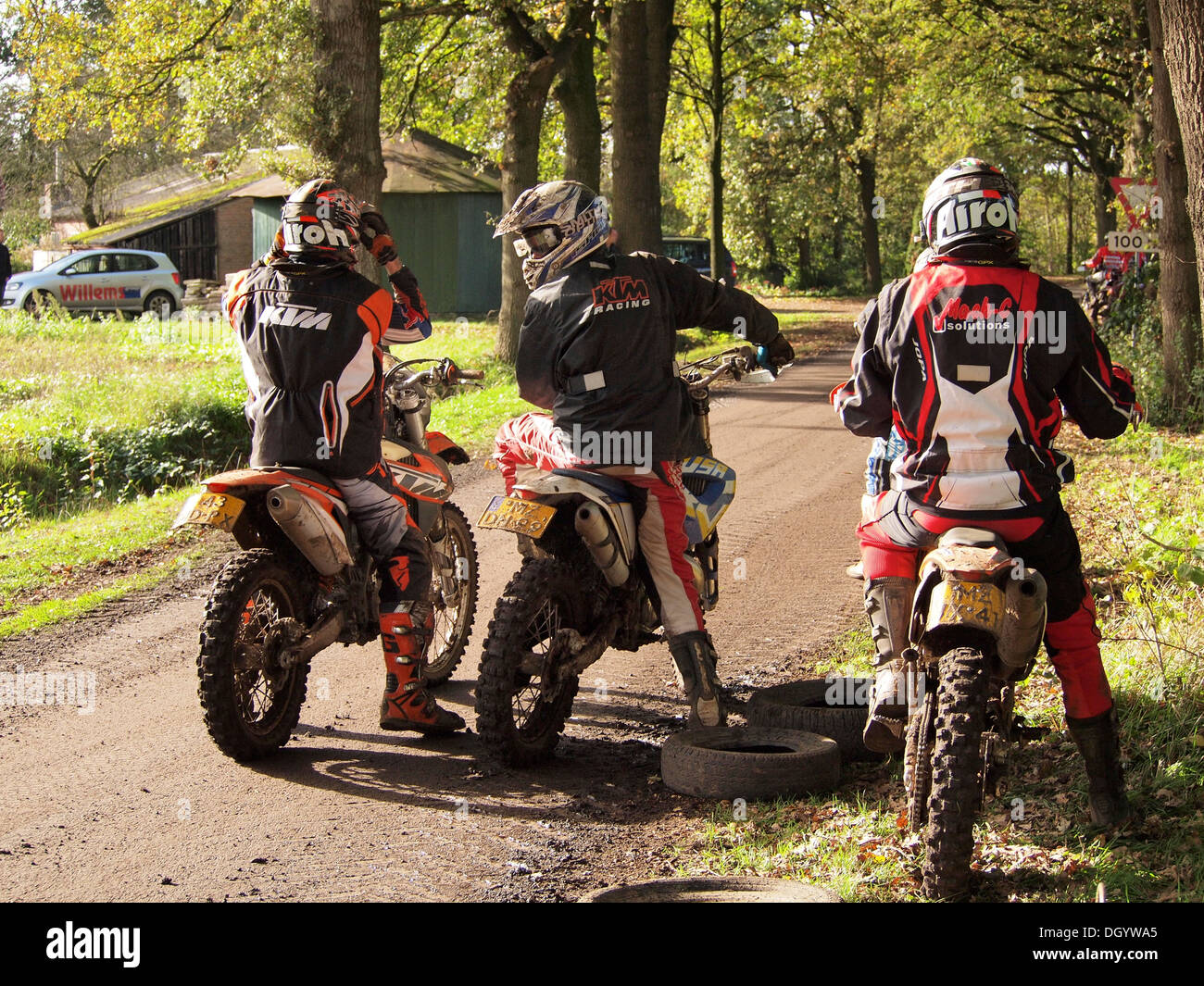 Gruppo di strutture ricreative enduro off road i motociclisti avente una breve pausa Ruurlo, Gelderland, Paesi Bassi Foto Stock