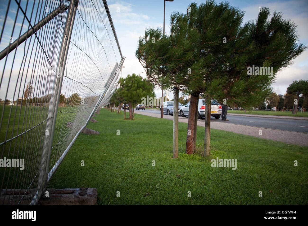 Portsmouth Hampshire REGNO UNITO. 28 ott 2013. Recinzioni di metallo da sabato il grande Sud eseguire subisce danni provocati dalla tempesta vicino il Southsea seafront in Hampshire. La tempesta, denominato St Jude, ha portato la windiest meteo a colpire il Regno Unito dal 1987. Credito: ZUMA Press, Inc./Alamy Live News Foto Stock