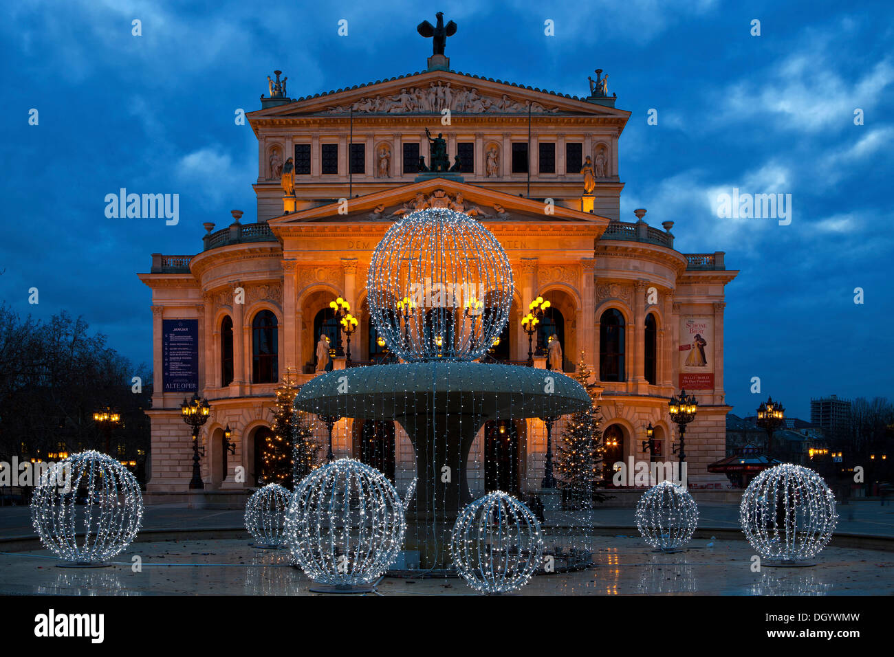 Alte Oper, o Old Opera House e Lucae Fontana al blue ora, Frankfurt am Main, Hesse, Germania Foto Stock