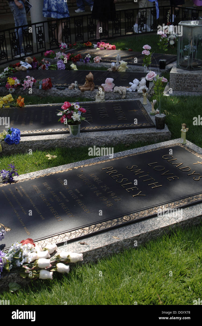 Tennessee. Memphis. Casa di Graceland di Elvis Presley (1935-1977). Giardino per la meditazione. Tomba di 'Il Re' e la sua famiglia. Stati Uniti d'America. Foto Stock