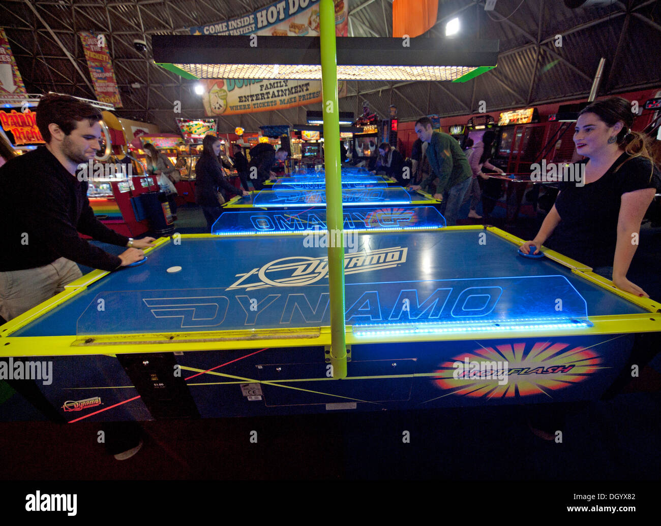 Riproduzione di un gioco di air hockey in un porticato sul molo di Brighton Foto Stock