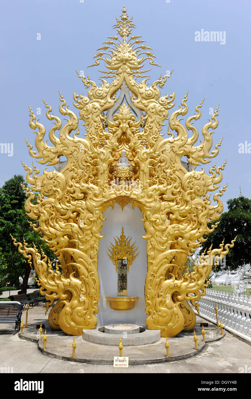 Piccola statua del Buddha circondato da oro, Chiang Rai, Thailandia, Asia Foto Stock