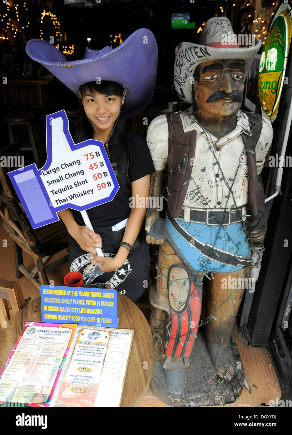 Giovane donna facendo pubblicità per bevande a un prezzo speciale, Chiang Mai, Thailandia, Asia Foto Stock