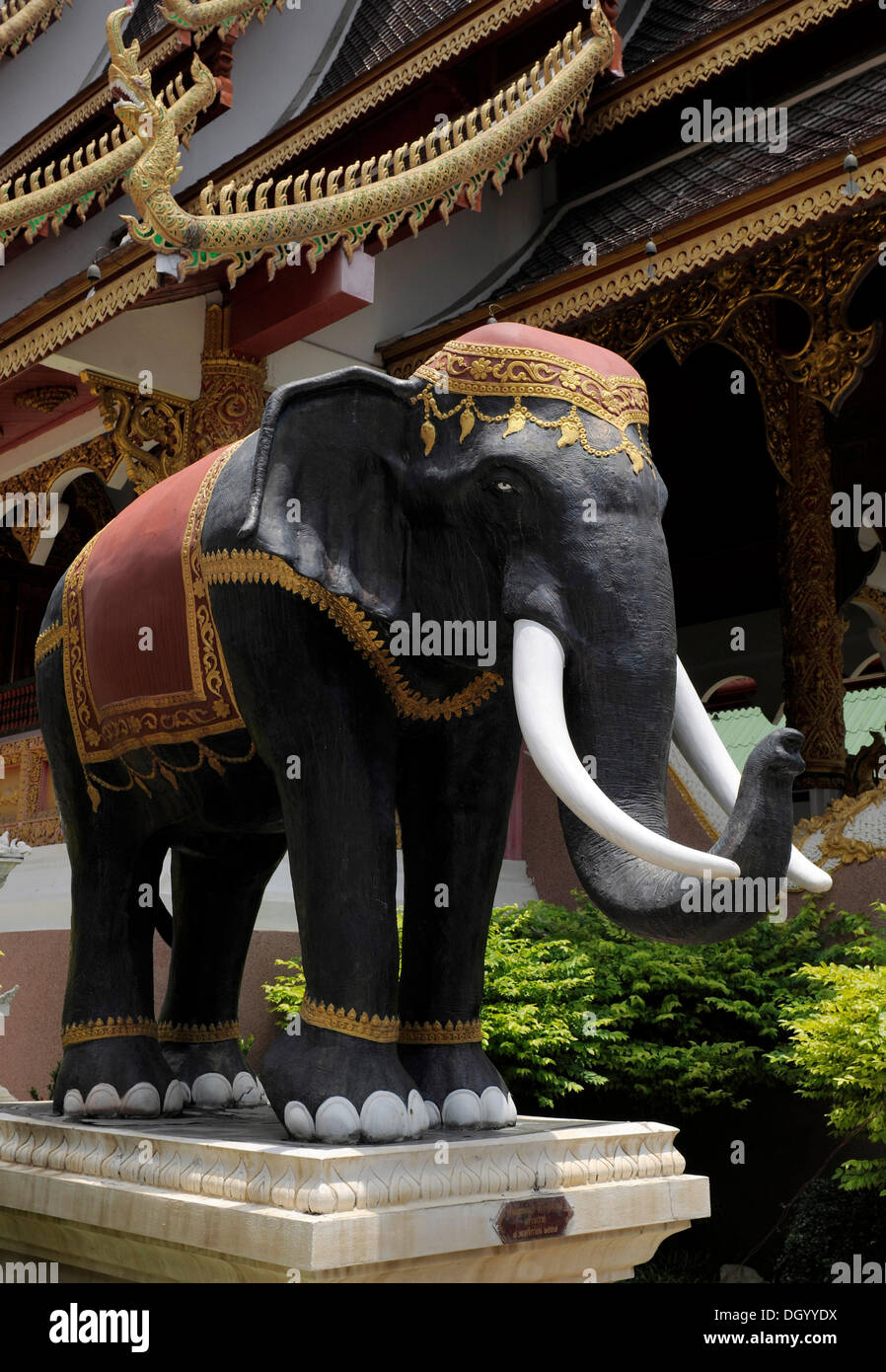 Statua di elefante al Wat Chedi Luang tempio in Chiang Mai, Thailandia, Asia Foto Stock