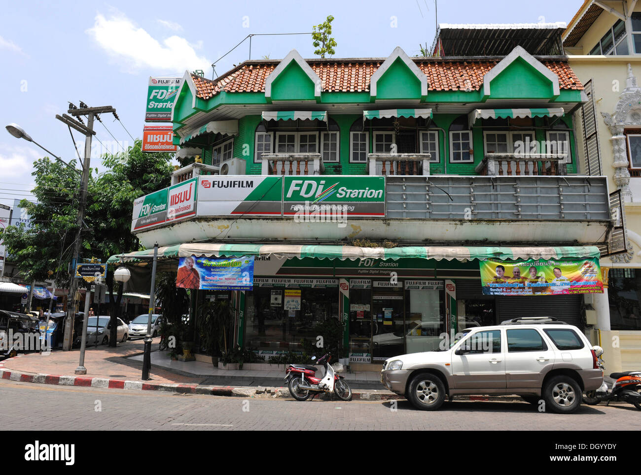 Fujifilm digital signage su un edificio di Chiang Mai, Thailandia, Asia Foto Stock