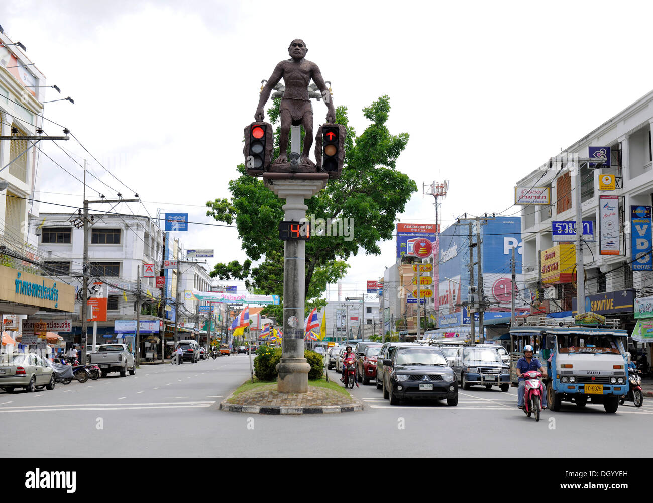Caveman scultura holding semaforo, Krabi town, Krabi, Thailandia, Asia Foto Stock