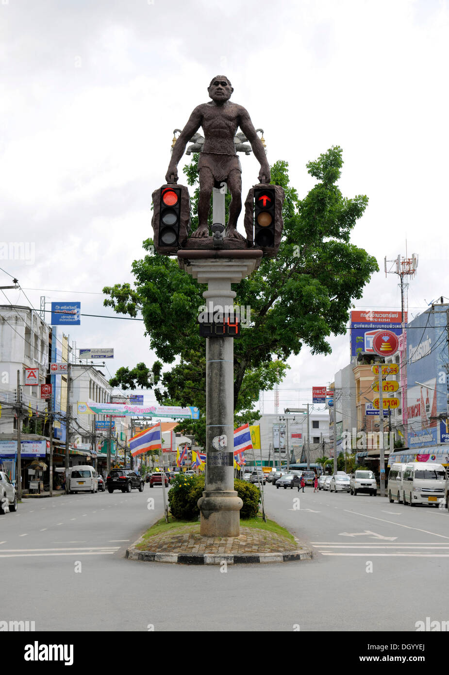 Caveman scultura holding semaforo, Krabi town, Krabi, Thailandia, Asia Foto Stock