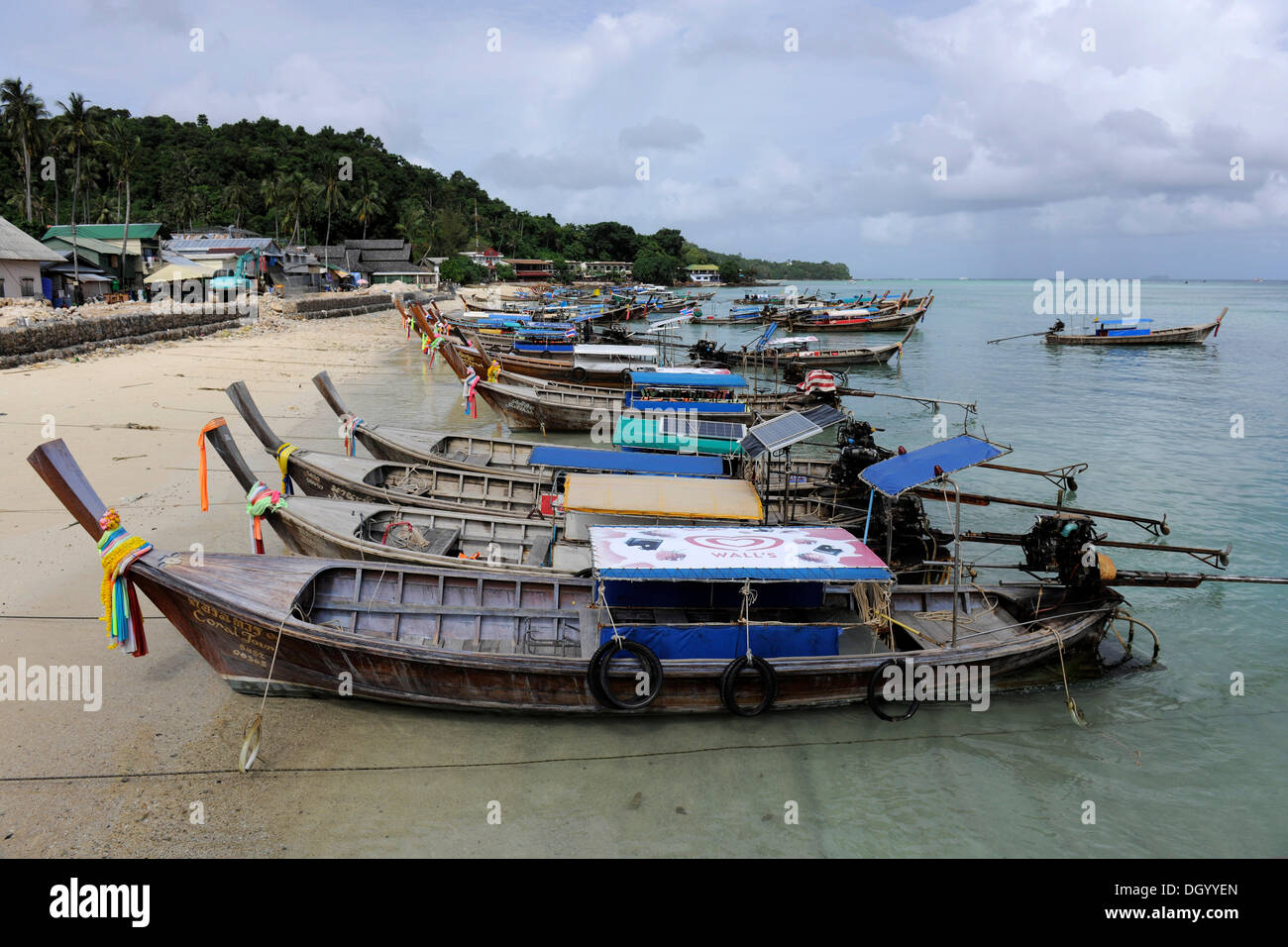 Barche in legno sull isola di Phi Phi, Krabi, Thailandia, Asia Foto Stock
