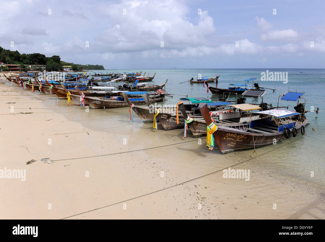 Barche in legno sull isola di Phi Phi, Krabi, Thailandia, Asia Foto Stock