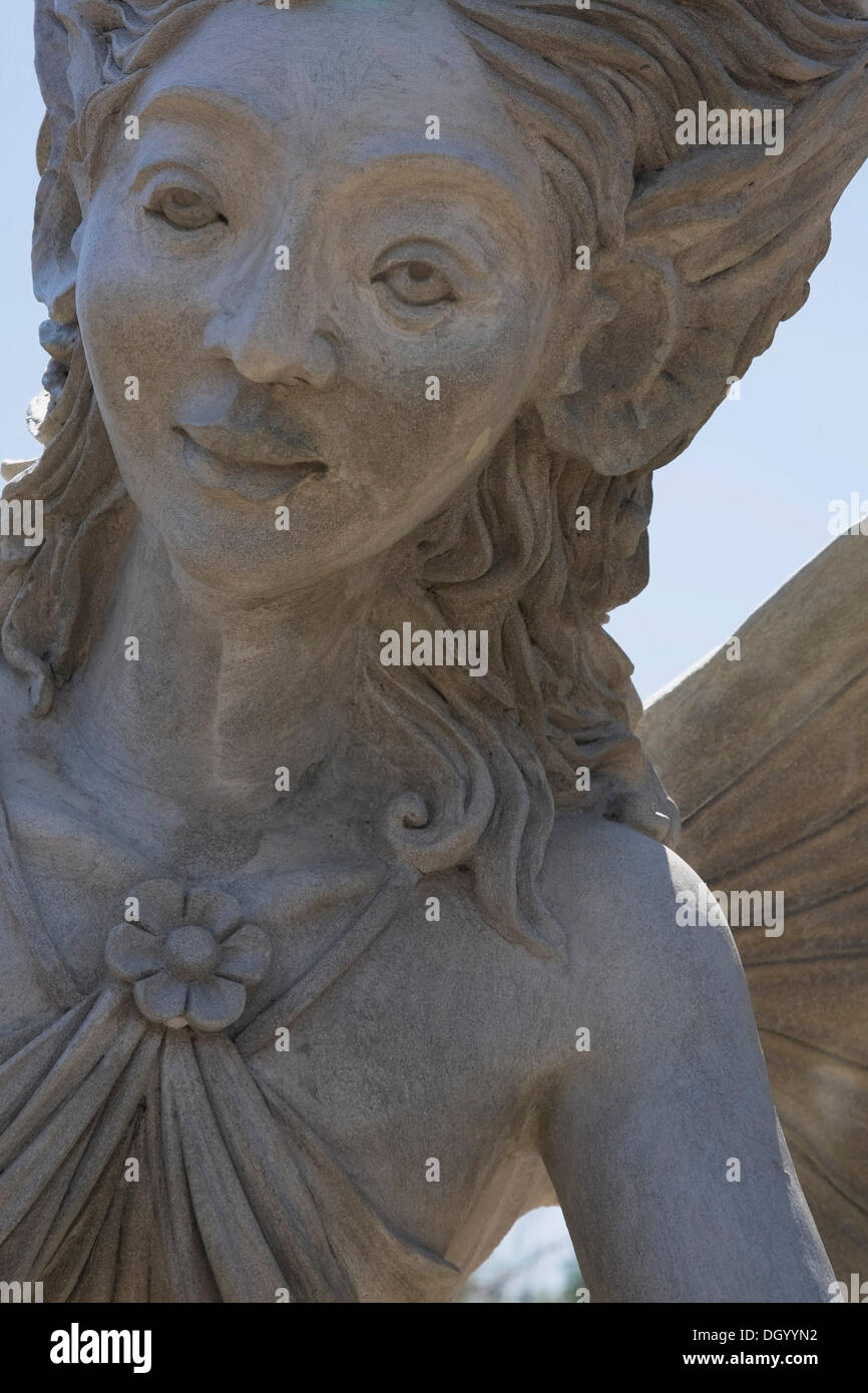 Close-up di una femmina come la statua con ali nel giardino fiabesco al 'Route des Gerbes d'Angelica' giardino in Mirabel, Foto Stock