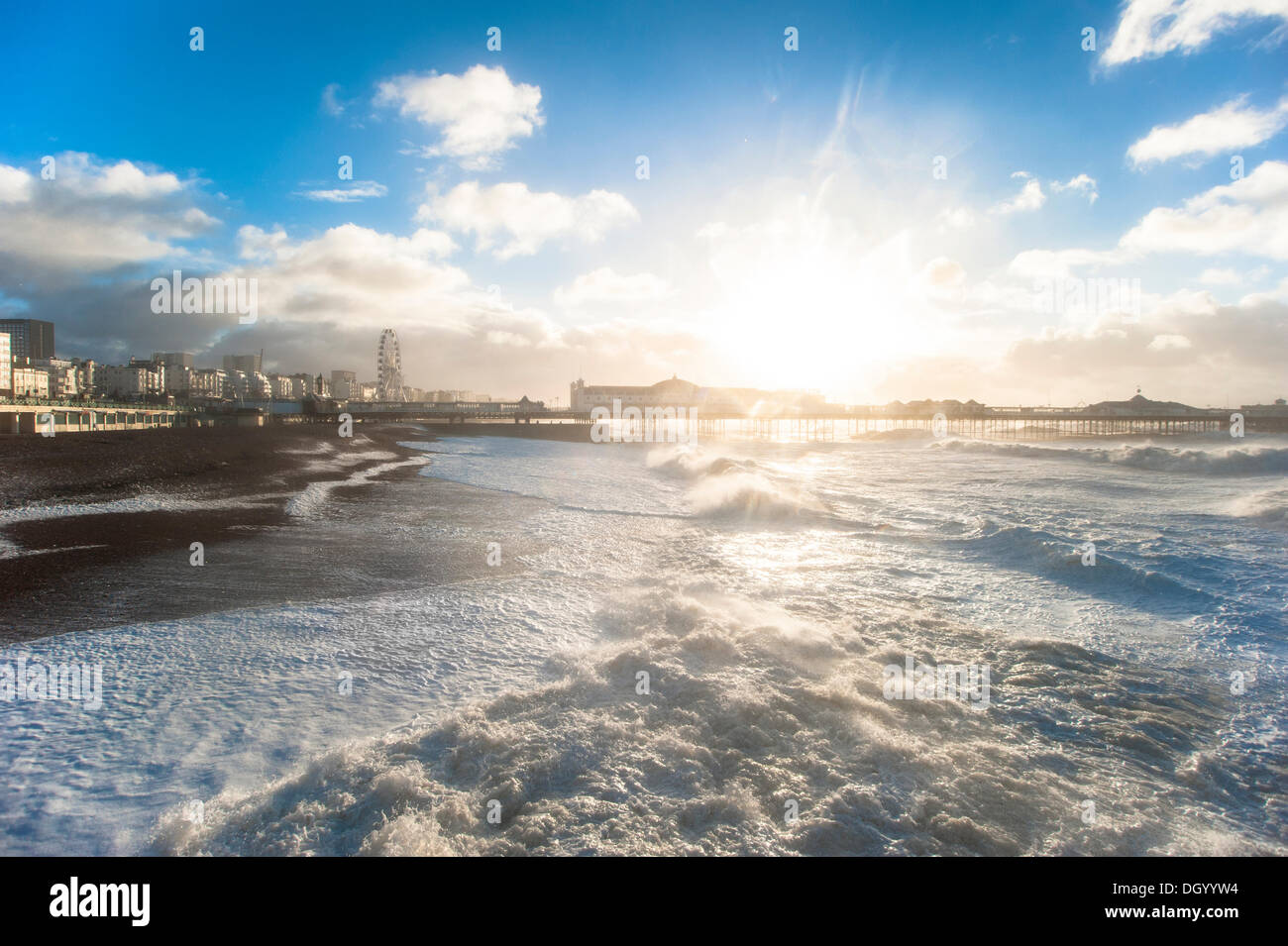 Brighton, Regno Unito. 28 ott 2013. St Jude Storm hits meridionale costiera del Regno Unito. Grandi onde si infrangono sul lungomare di Brighton come gale force vento e onde dangerours sono in via di sviluppo sul litorale. La tempesta, denominato St Jude, ha portato la windiest meteo a colpire il Regno Unito dal 1987. Persone si sono riunite sul lungomare già il lunedì mattina a testimoniare il maltempo, scattare foto e guardare le onde che si infrangono a. Credito: Francesca Moore/Alamy Live News Foto Stock