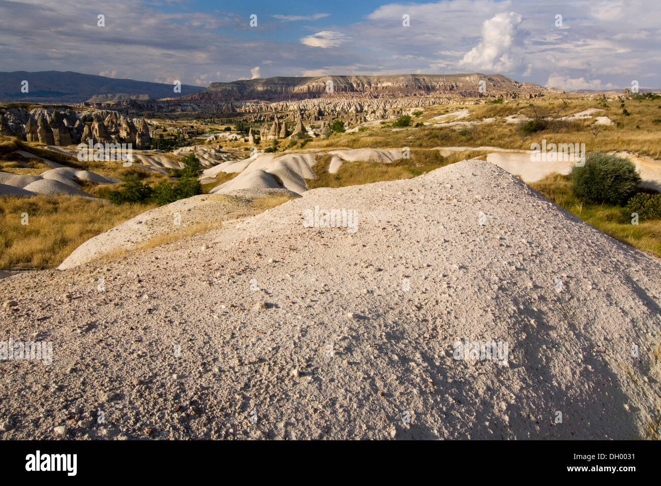 Vista del paesaggio di tufo del sito Patrimonio Mondiale dell'UNESCO, Goreme Cappadocia, Anatolia centrale, Turchia, Asia Foto Stock