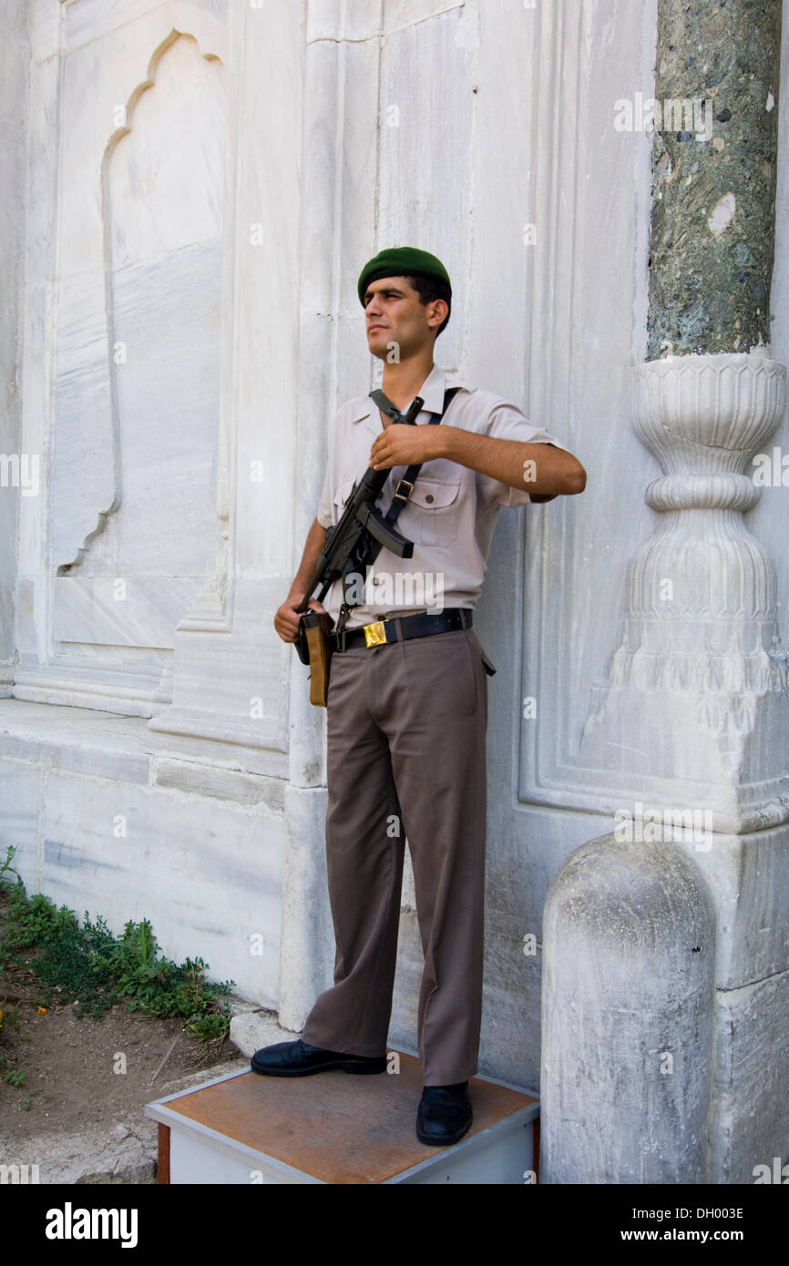 Soldato nella parte anteriore del palazzo, Istanbul, Turchia Foto Stock