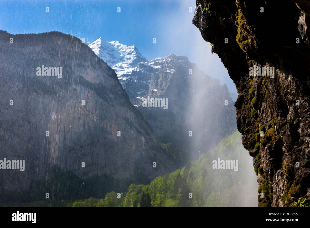 Staubbach Cade vicino a Lauterbrunnen con vista verso le Alpi Bernesi, Oberland bernese, Svizzera, Europa Foto Stock