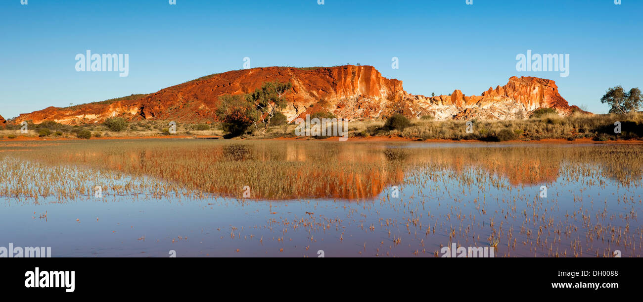 Rainbow Valley e la riflessione in un lago, il Territorio del Nord, l'Australia Foto Stock