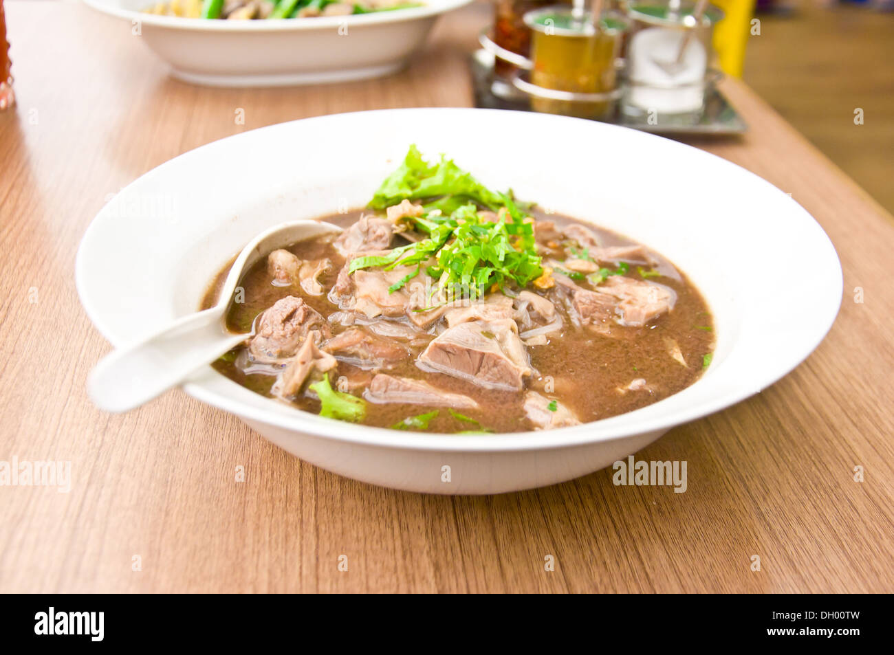 Dilicious cibo tailandese chiamata MOOTOON KUAYTEAW da pasta e carne di maiale con zuppa Foto Stock