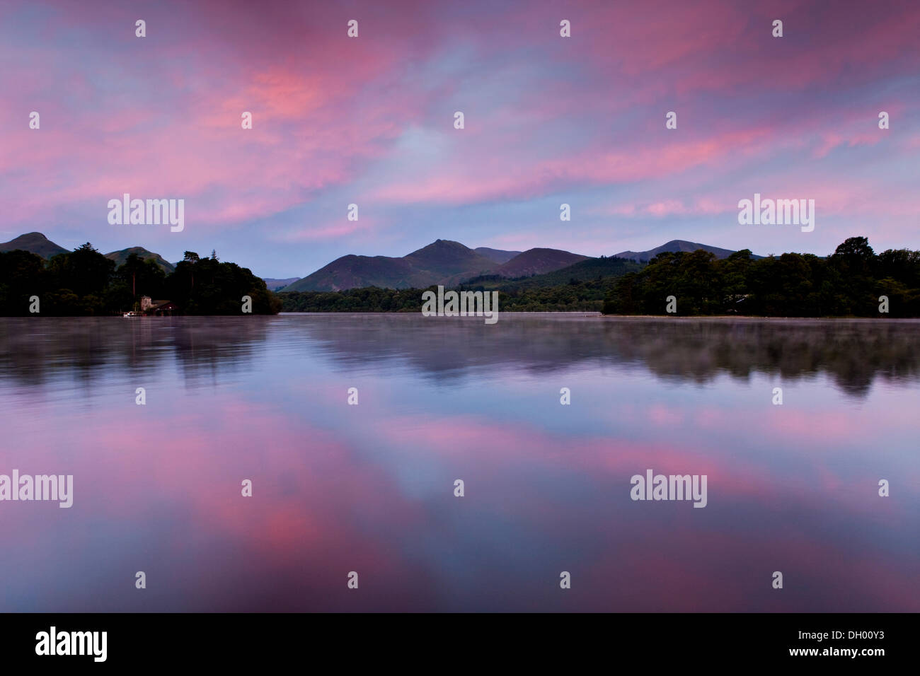 Alba riflessa nel lago Derwentwater, Lake District, England, Regno Unito Foto Stock