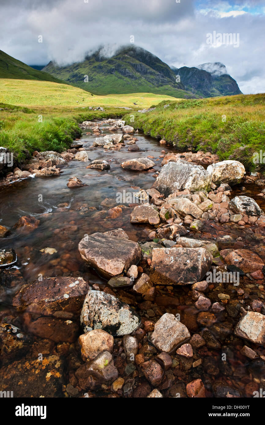 Ruscello di montagna nelle Highlands scozzesi, Glen Coe, Scotland, Regno Unito Foto Stock