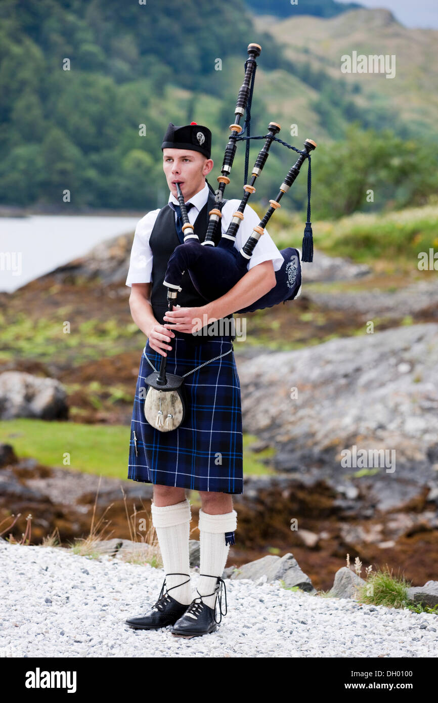 Bagpiper, Loch Alsh, Scotland, Regno Unito Foto Stock