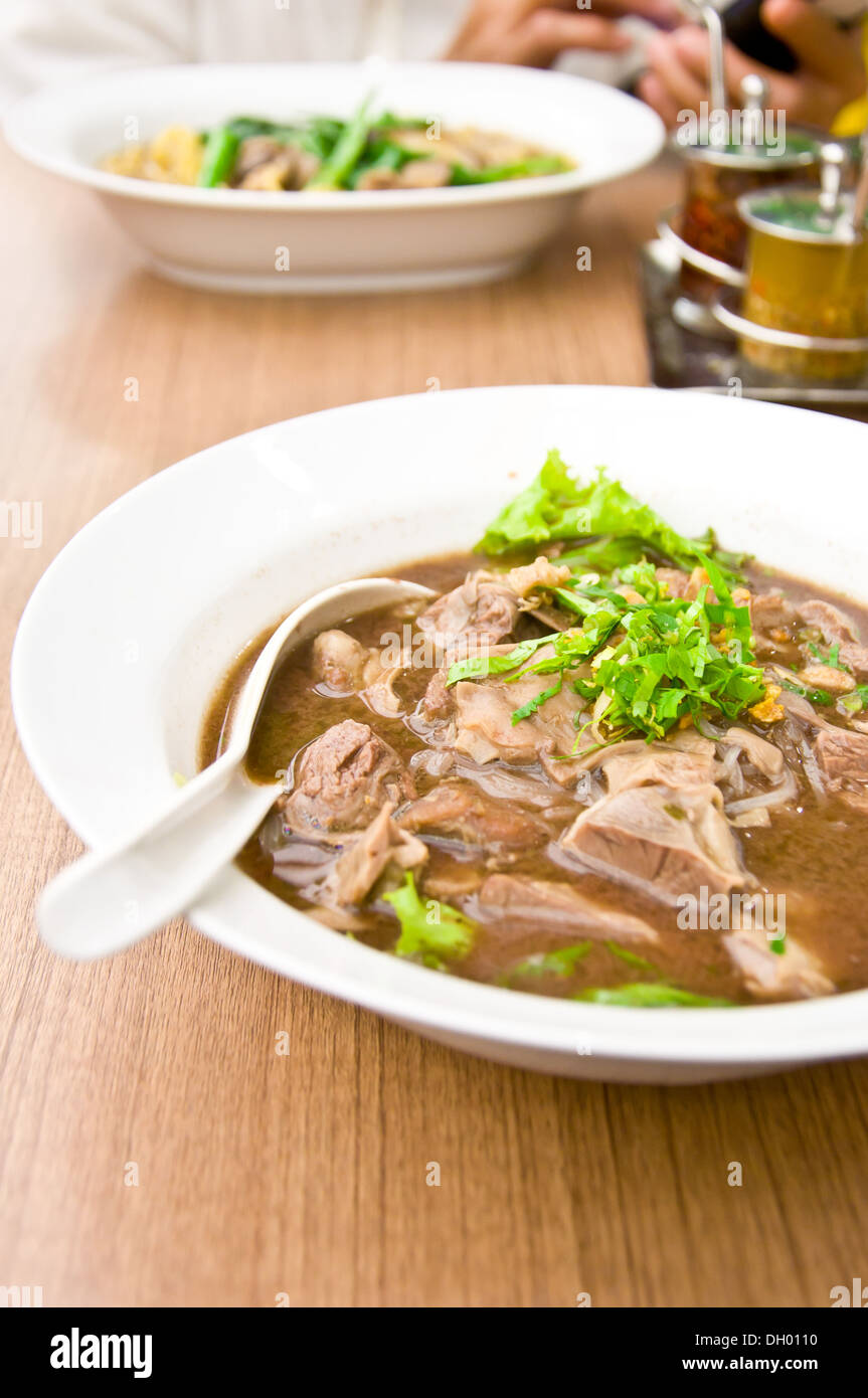 Dilicious cibo tailandese chiamata MOOTOON KUAYTEAW da pasta e carne di maiale con zuppa Foto Stock