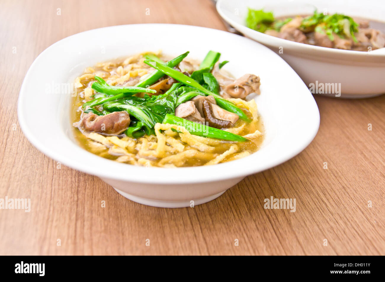 Delizioso cibo tailandese chiamata RADNA MEEKROP da noodle con verdura e zuppa Foto Stock
