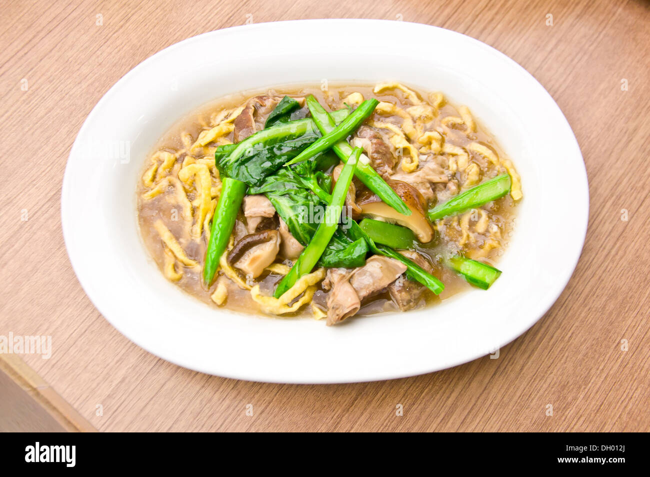 Delizioso cibo tailandese chiamata RADNA MEEKROP da noodle con verdura e zuppa Foto Stock
