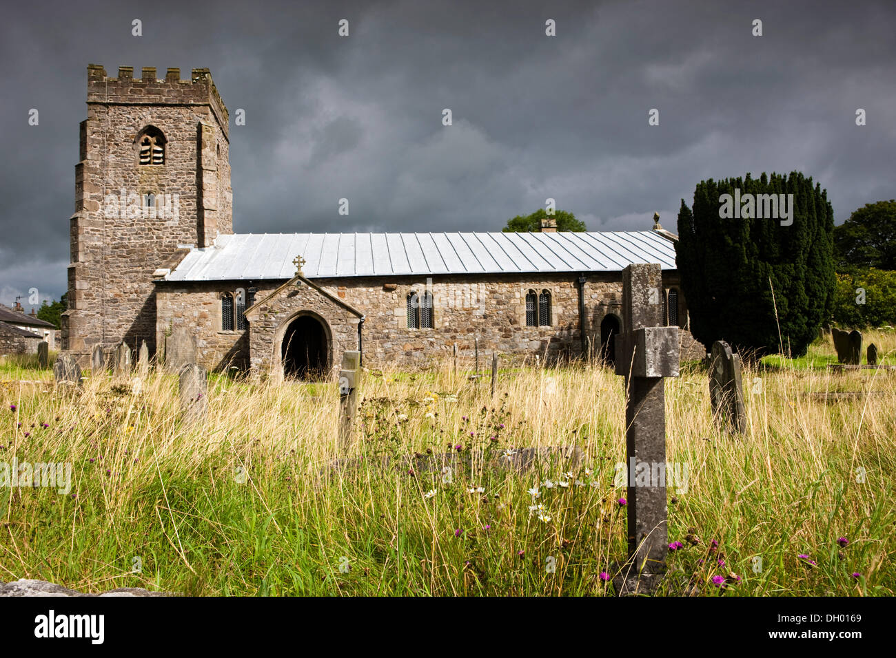 Imminente temporale St. Oswald è la Chiesa, Horton in Ribblesdale, Yorkshire Dales, Regno Unito Foto Stock