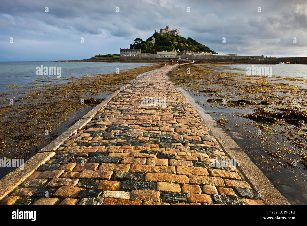 Strada per la marea isola di St Michael's Mount, Marazion, Cornwall, England, Regno Unito Foto Stock