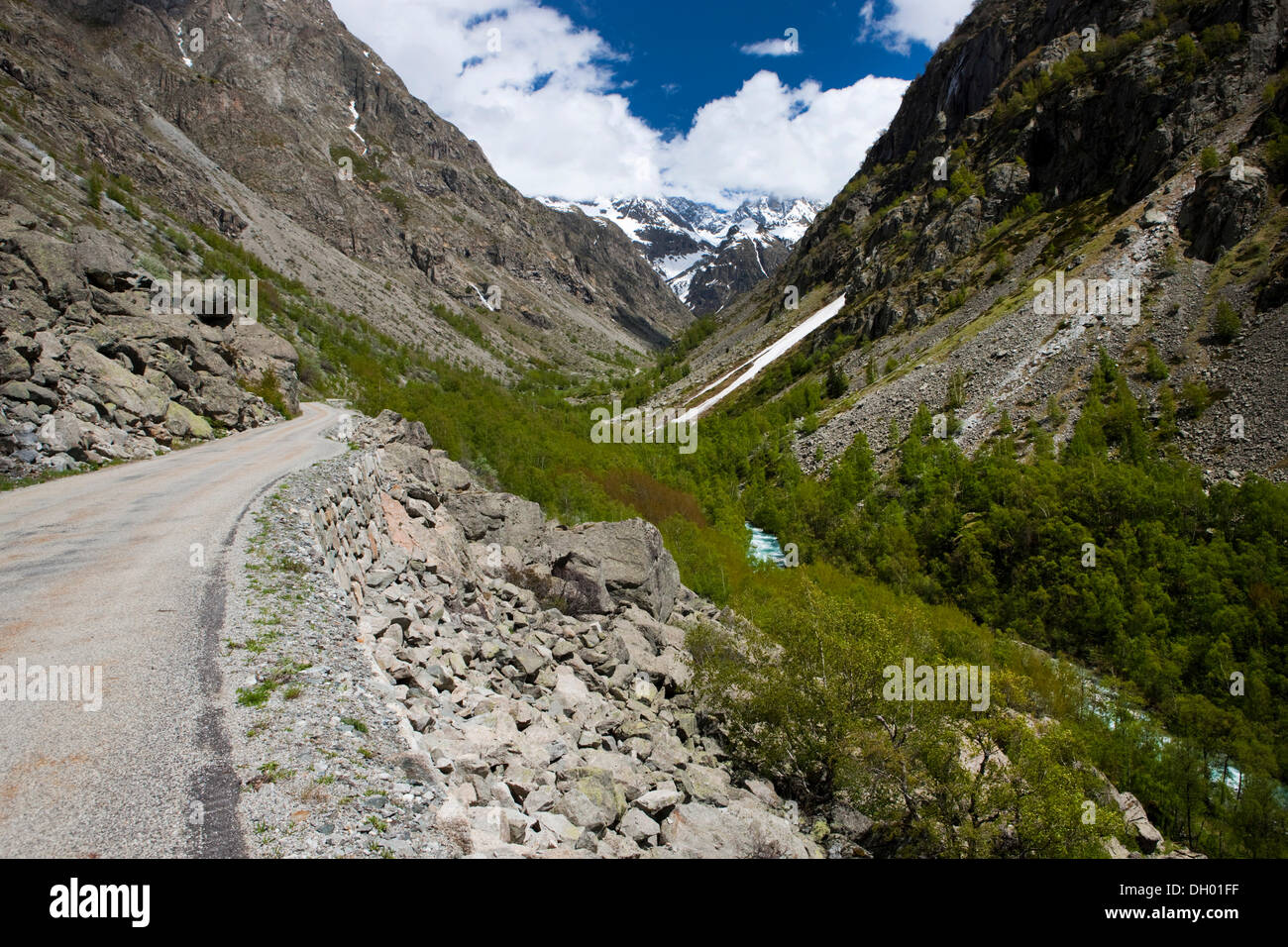 Strada alpina nella valle del Vénéon, Nationalpark Ecrins, Rhone Alpes, Département Isère, Rhône-Alpes, in Francia Foto Stock