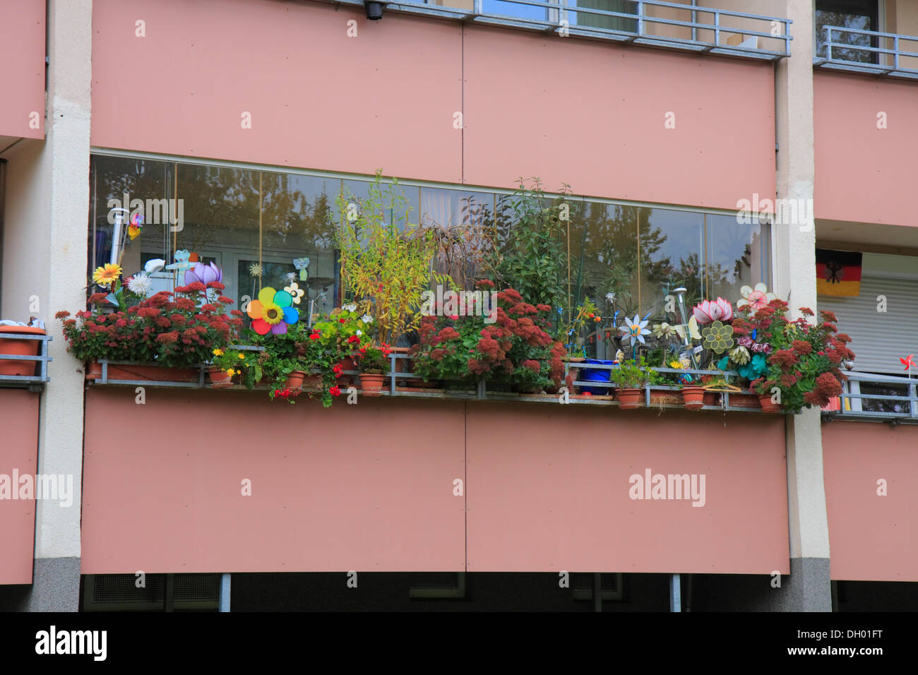 Balcone di un edificio prefabbricato con bandiera della Germania, Landsberger Allee avenue, Berlino Foto Stock