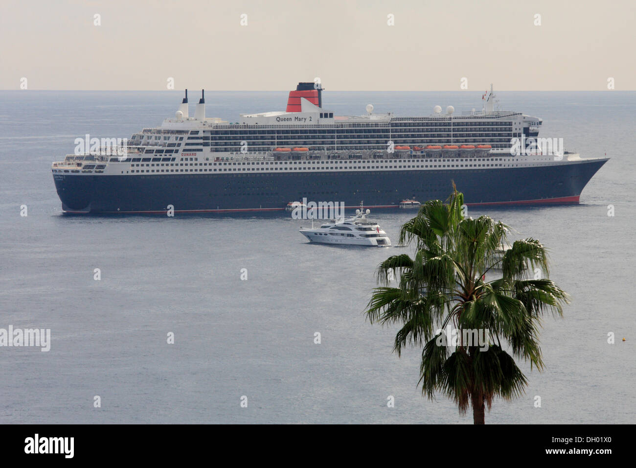 Queen Mary 2 nave passeggeri off Monaco, Côte d'Azur, Europa Foto Stock