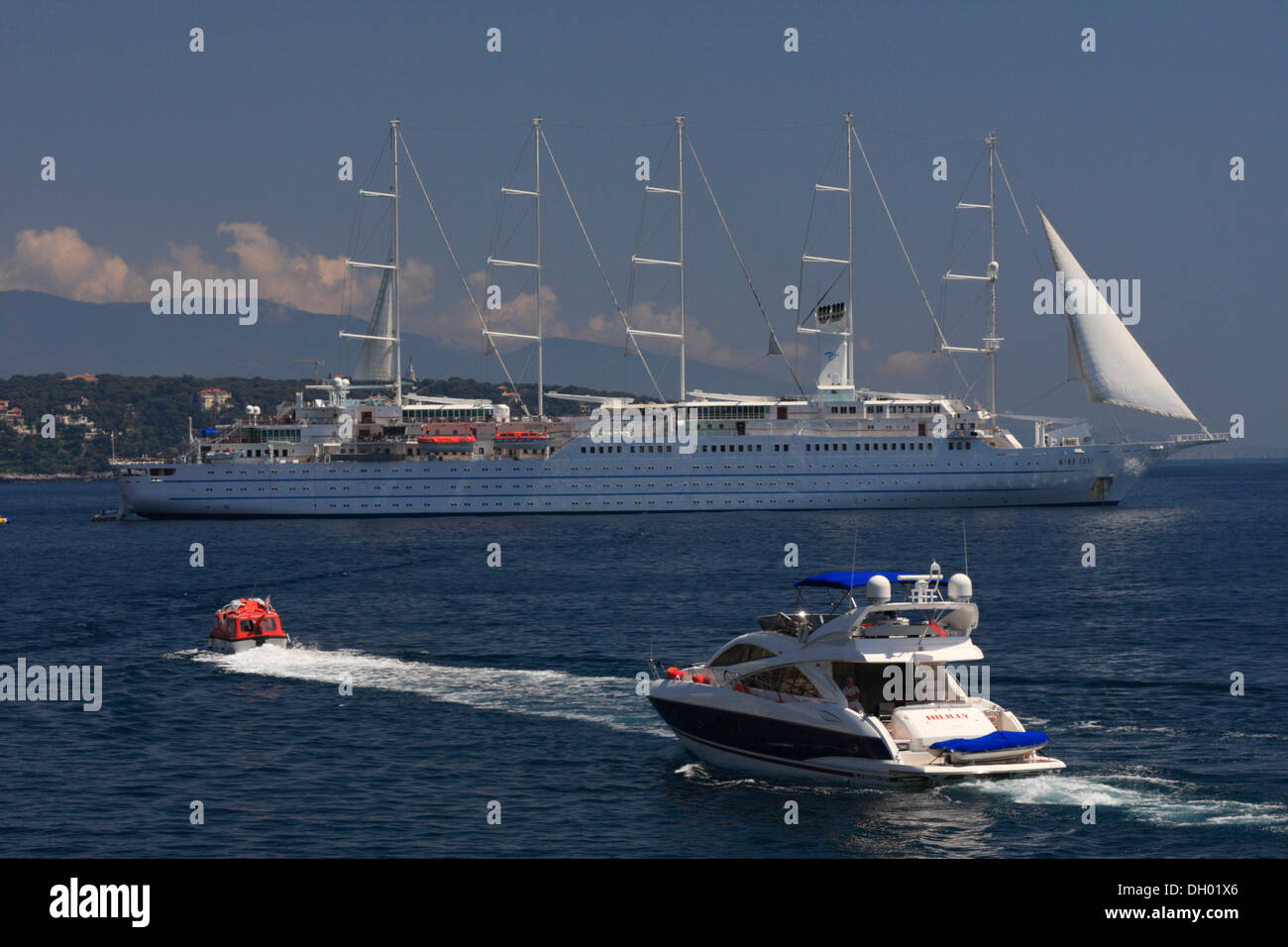 Wind Surf a Vela nave da crociera off Monaco, Cap Martin nel retro, Principato di Monaco, la Cote d'Azur, Europa Foto Stock