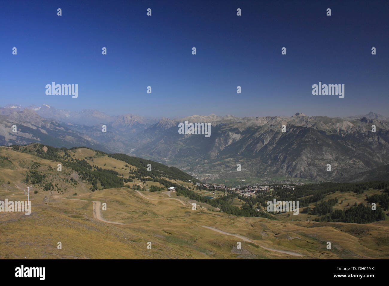 Vista della Valle della Durance e le Alpi occidentali come visto da sopra Risoul, Hautes-Alpes, dipartimento, Francia, Europa Foto Stock