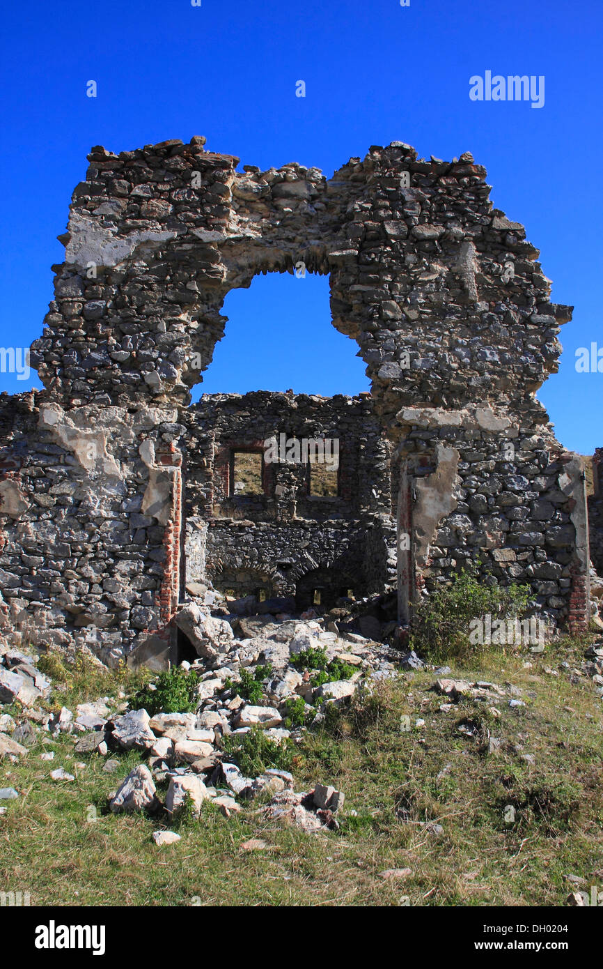 Rovine della caserma di Fort centrale sul Col de Tende mountain pass, dipartimento delle Alpi Marittime, Région Provence Alpes Côte Foto Stock