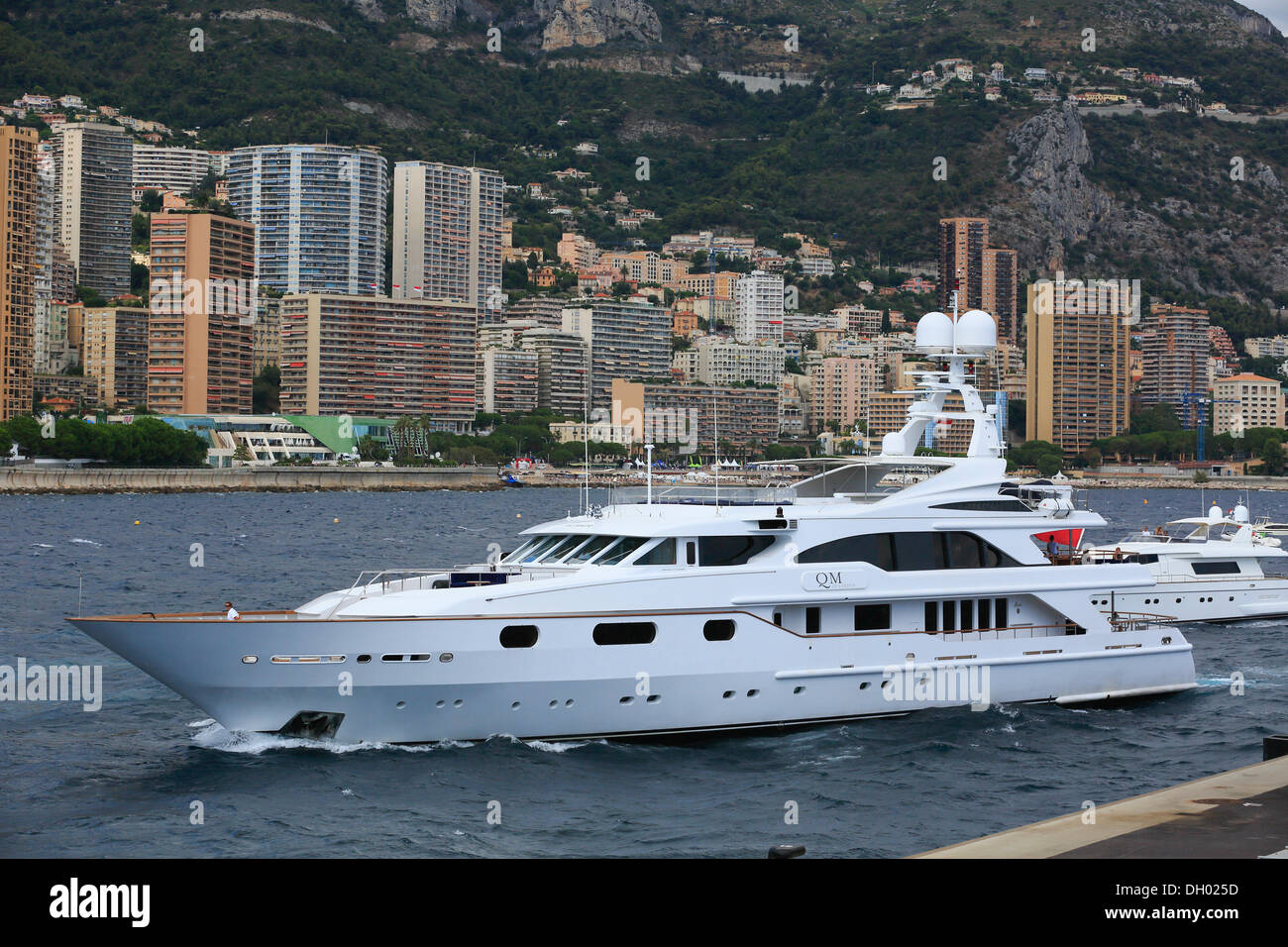 QM di Londra, un cruiser costruito da Benetti, lunghezza 49,68 metri, costruito nel 1998, si avvicina Porto Ercole, Monaco, Costa Azzurra Foto Stock