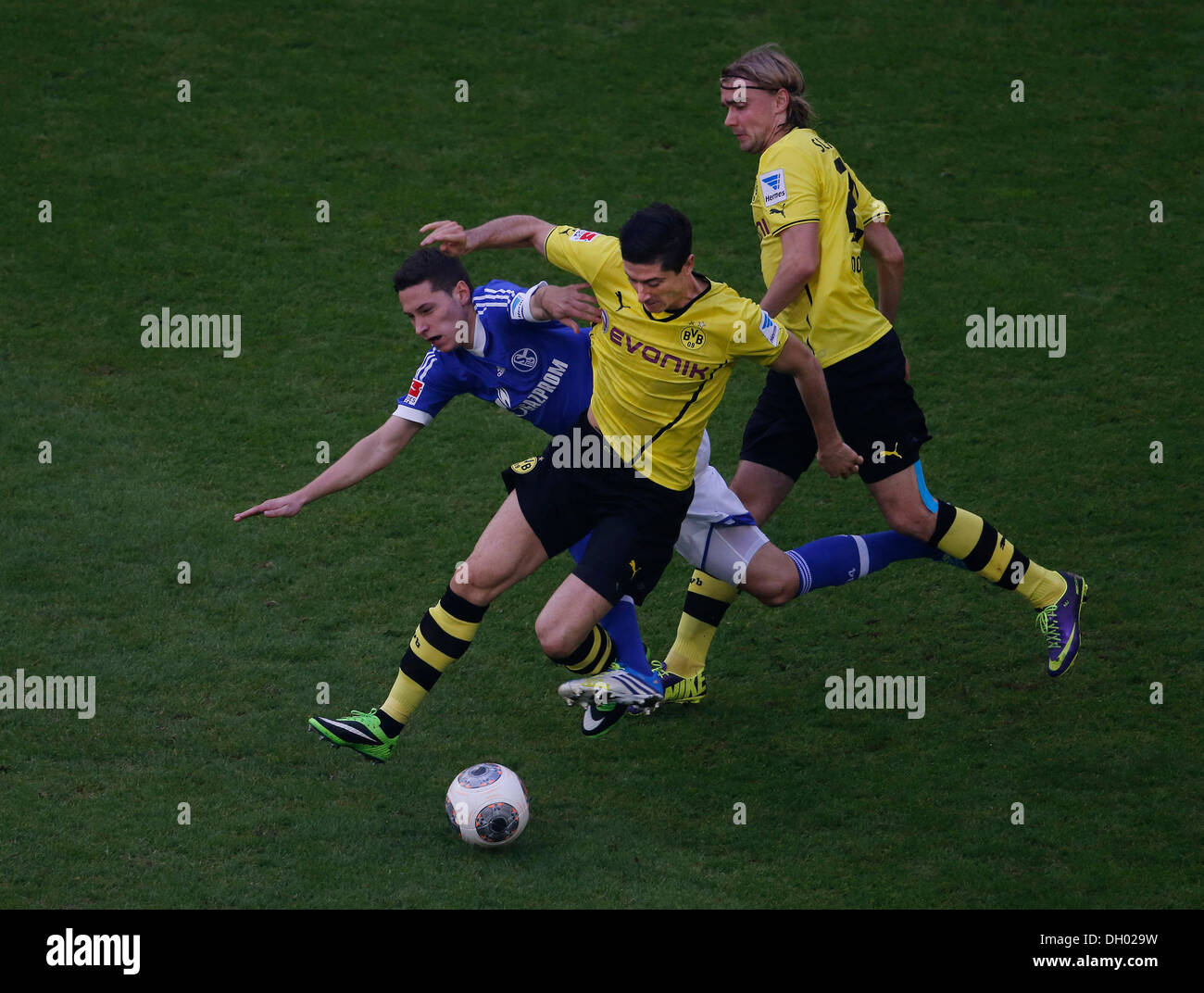 Fussball, Gelsenkirchen , Deutschland , 1. Bundesliga , 10. Spieltag, FC Schalke 04 - Borussia Dortmund 3 -1 in der Veltins Arena Auf Schalke am 26. 10. 2013 Julian DRAXLER (S04) Robert LEWANDOWSKI (BVB) -M und Marcel SCHMELZER (BVB) r.- zu Fall gebracht © norbert schmidt/Alamy Live News Foto Stock